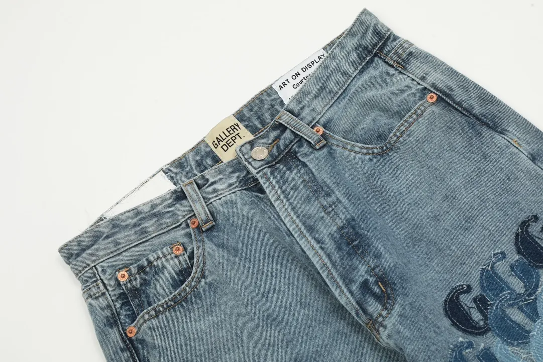 #8062 P286💰 GALLERY DEPT.G letter patch pudding 5001 denim washed and distressed spliced jeans -Original purchase and pattern making to truly restore the ultimate vintage texture -Original hardware accessories, washed and other elevators, QR code analysis are all purchased from the original factory, high degree of restoration, you are welcome to compare with a certain product ~ -Three-dimensional version Loose and comfortable, not picky about the figure, taller and slimmer, factory Seiko, original factory quality control, same style for men and women, can be matched with couples Versatile recommendation: must-have jeans for all seasons Color: blue Size: S-XXL (28-36)